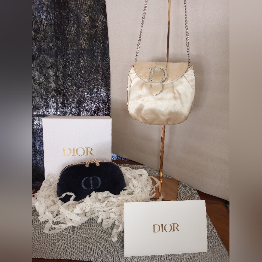 Dior Parfumes clutch with unbranded chain. Includes Dior Box!! 🎁